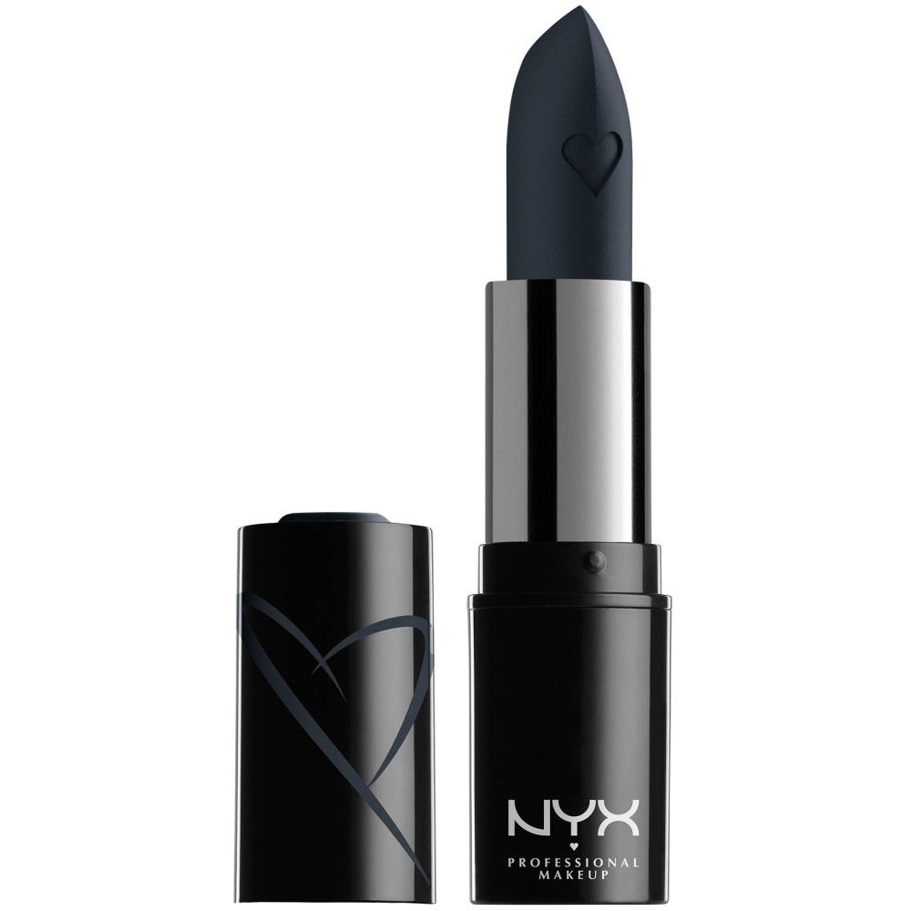 Rouge à lèvres bleu foncé avec cœur gravé. Étui noir avec motif cœur. Marque : NYX Professional Makeup.