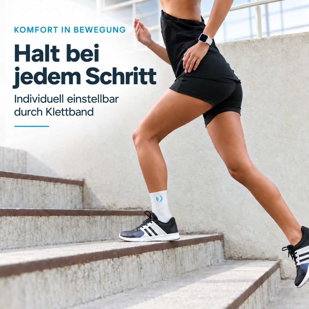 Coureuse avec montre de sport et chaussettes montantes monte des escaliers.