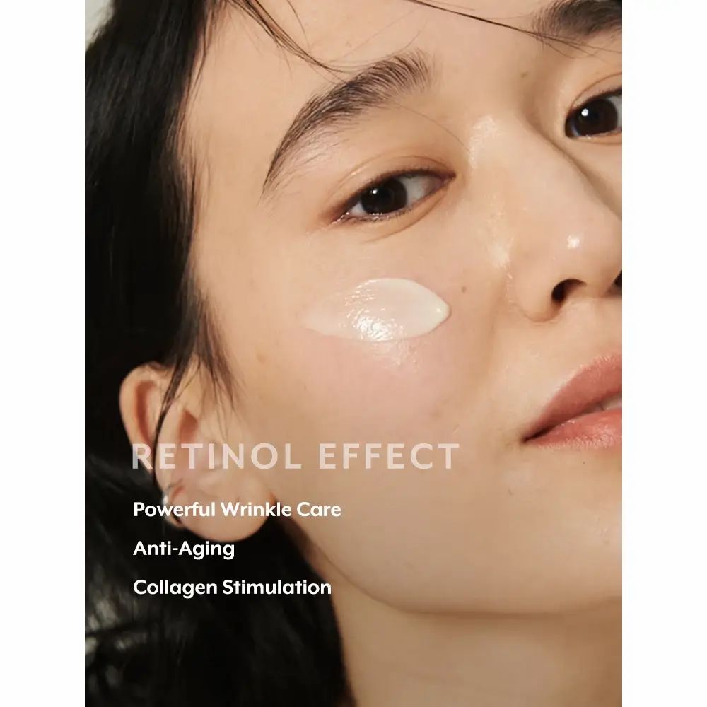 Gros plan d'un visage avec crème sur la peau. Texte : Retinol Effect, Powerful Wrinkle Care, Anti-Aging, Collagen Stimulation.