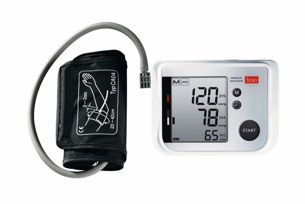 Bloeddrukmeter met manchet en display. Zwarte manchet, grijze slang, wit apparaat met digitale weergave. Boso-logo.