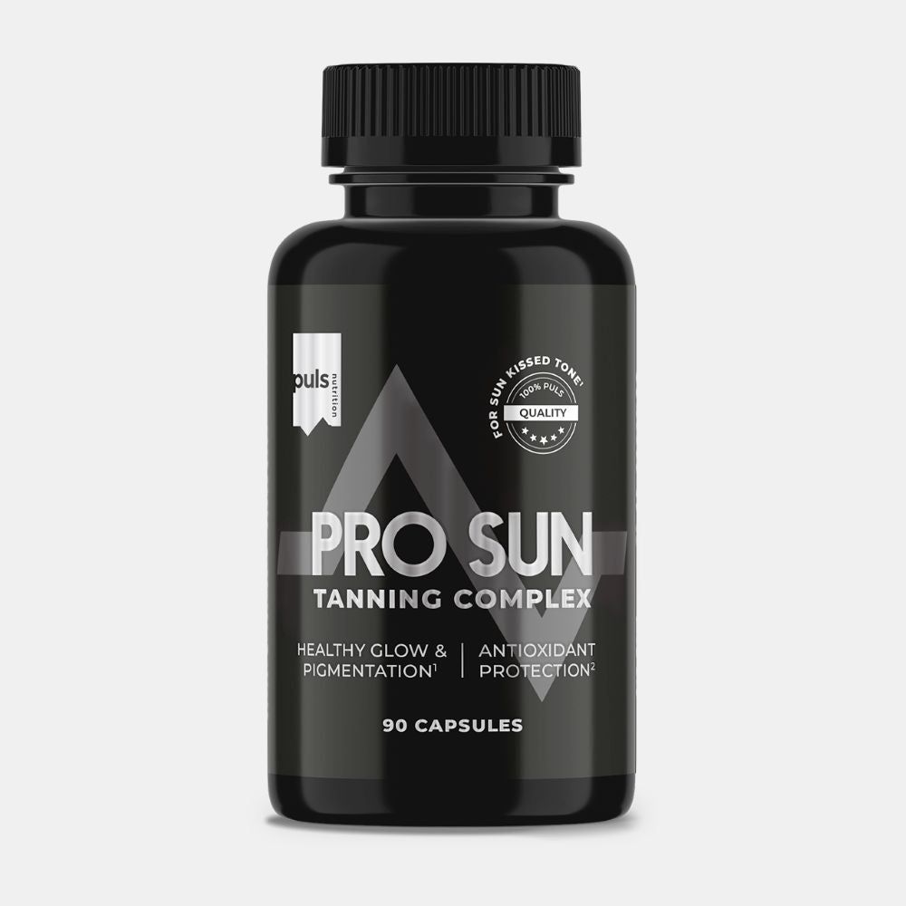 Zwarte fles met capsules. Opschrift: PRO SUN TANNING COMPLEX. Bevat 90 capsules. Met kwaliteitslabel.