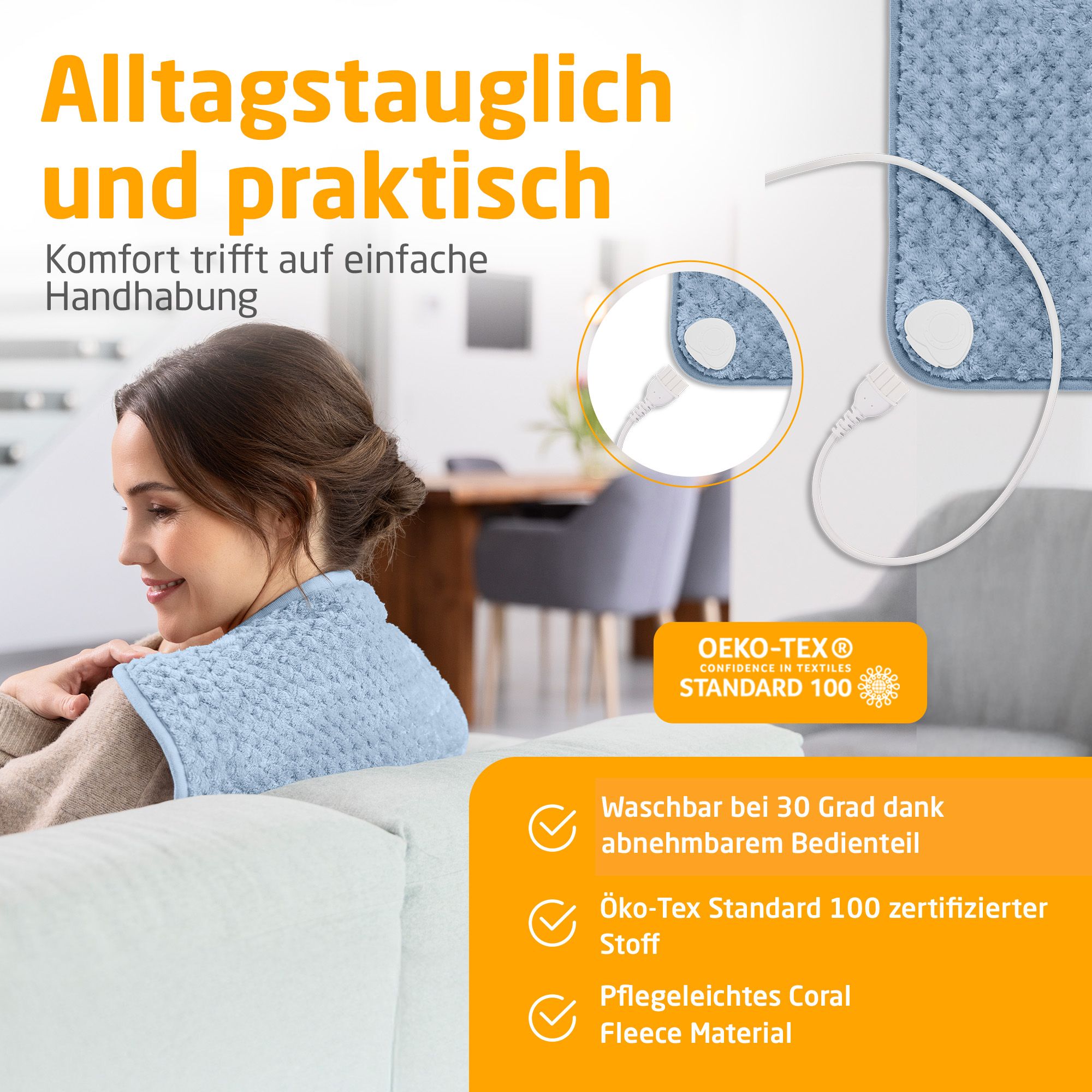 Coussin chauffant bleu. Femme sur canapé. Panneau de commande amovible. Oeko-Tex Standard 100. Polaire corail facile.