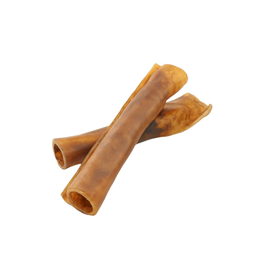 Twee opgerolde, bruine paardenhuid kauwsnacks. De uiteinden zijn open en tonen de holle vorm. Op een witte achtergrond.