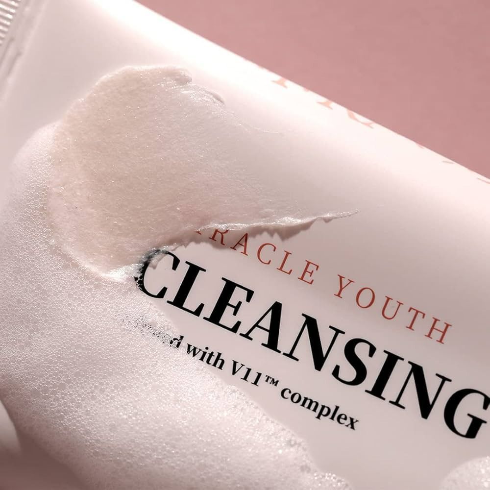 Close-up van een tube. Opschrift: MIRACLE YOUTH CLEANSING. Schuim.