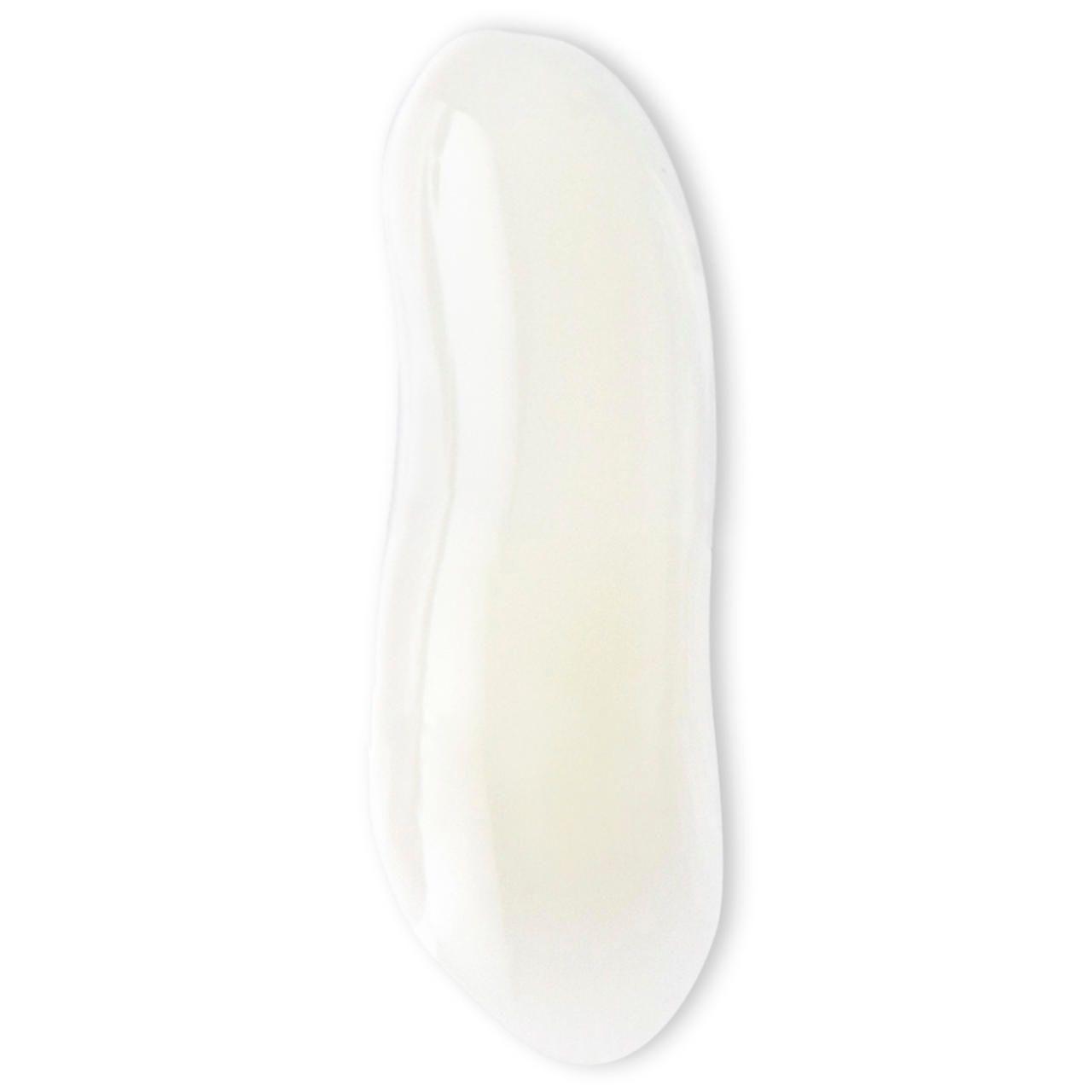 Goutte de sérum clair et crémeux sur fond blanc. En forme de goutte, allongée.