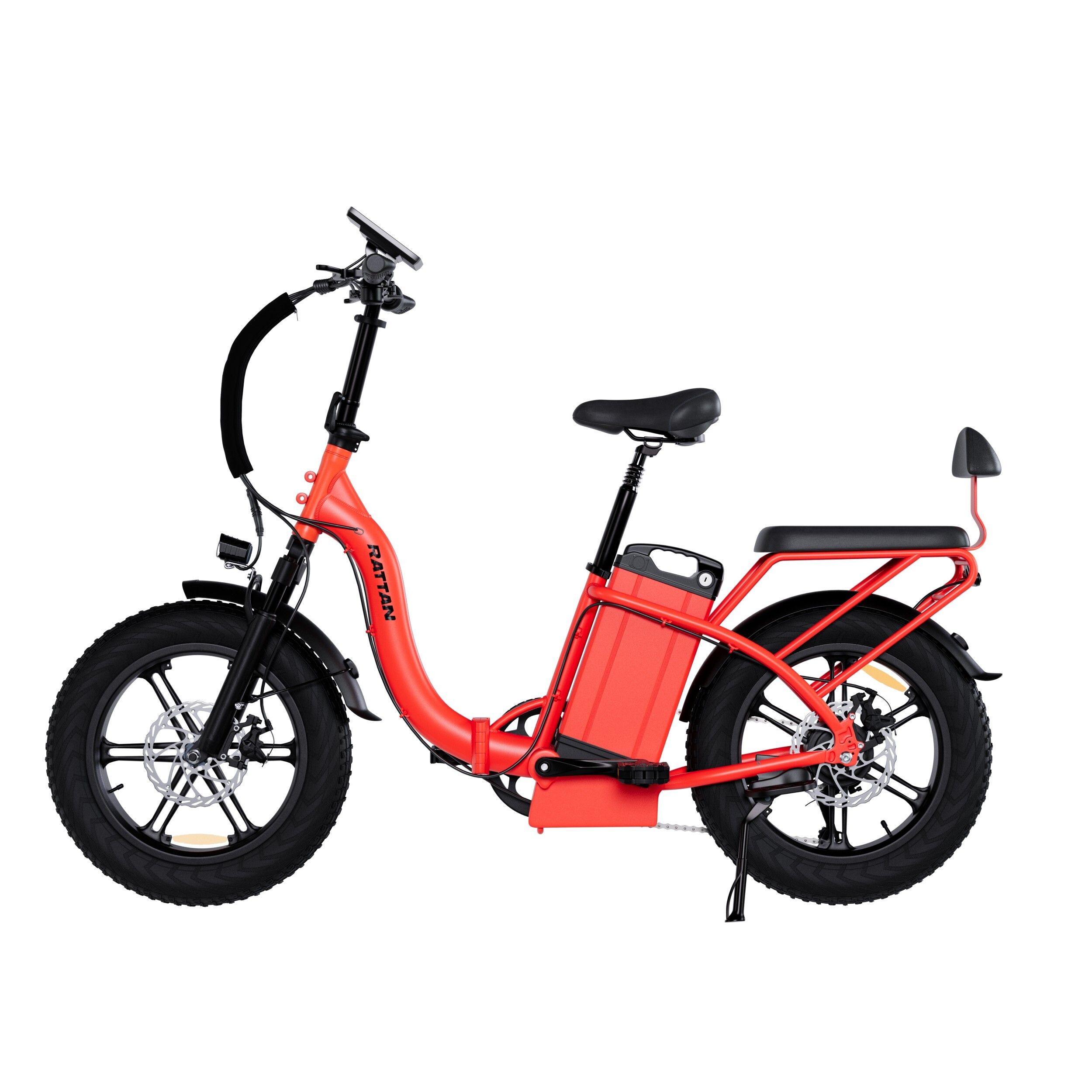 Vélo électrique rouge avec selle et pneus noirs. Porte-bagages et siège passager. Marque RATTAN.