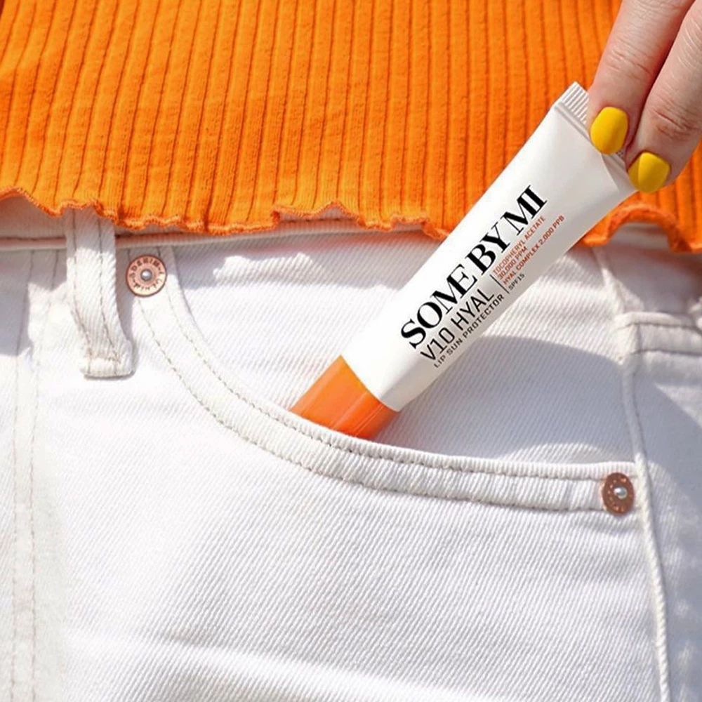 Wit-oranje tube in broekzak. Opschrift: SOME BY MI V10 HYAL Lip Sunprotection SPF15.