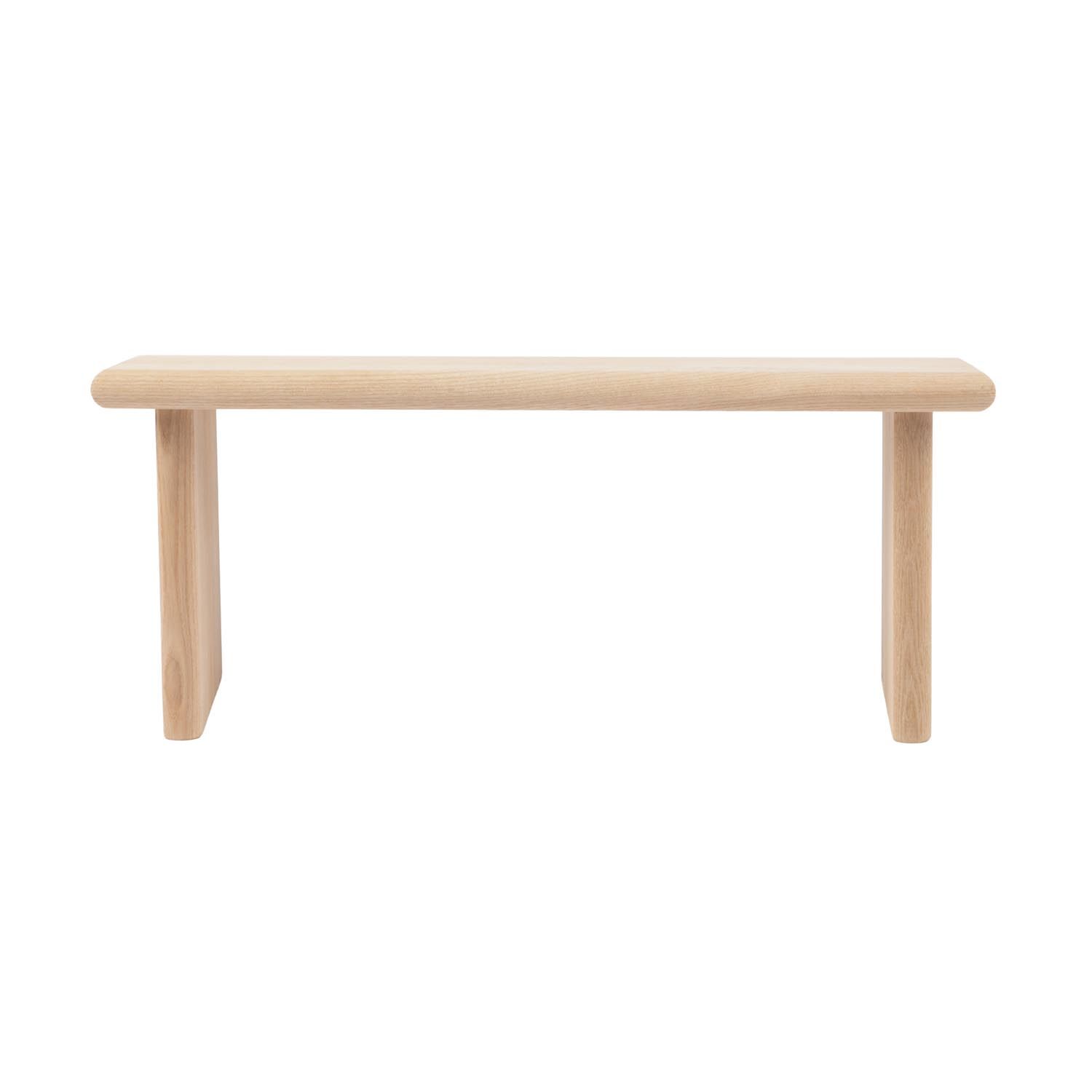 Tabouret en bois clair avec bords arrondis. Deux pieds, assise rectangulaire.