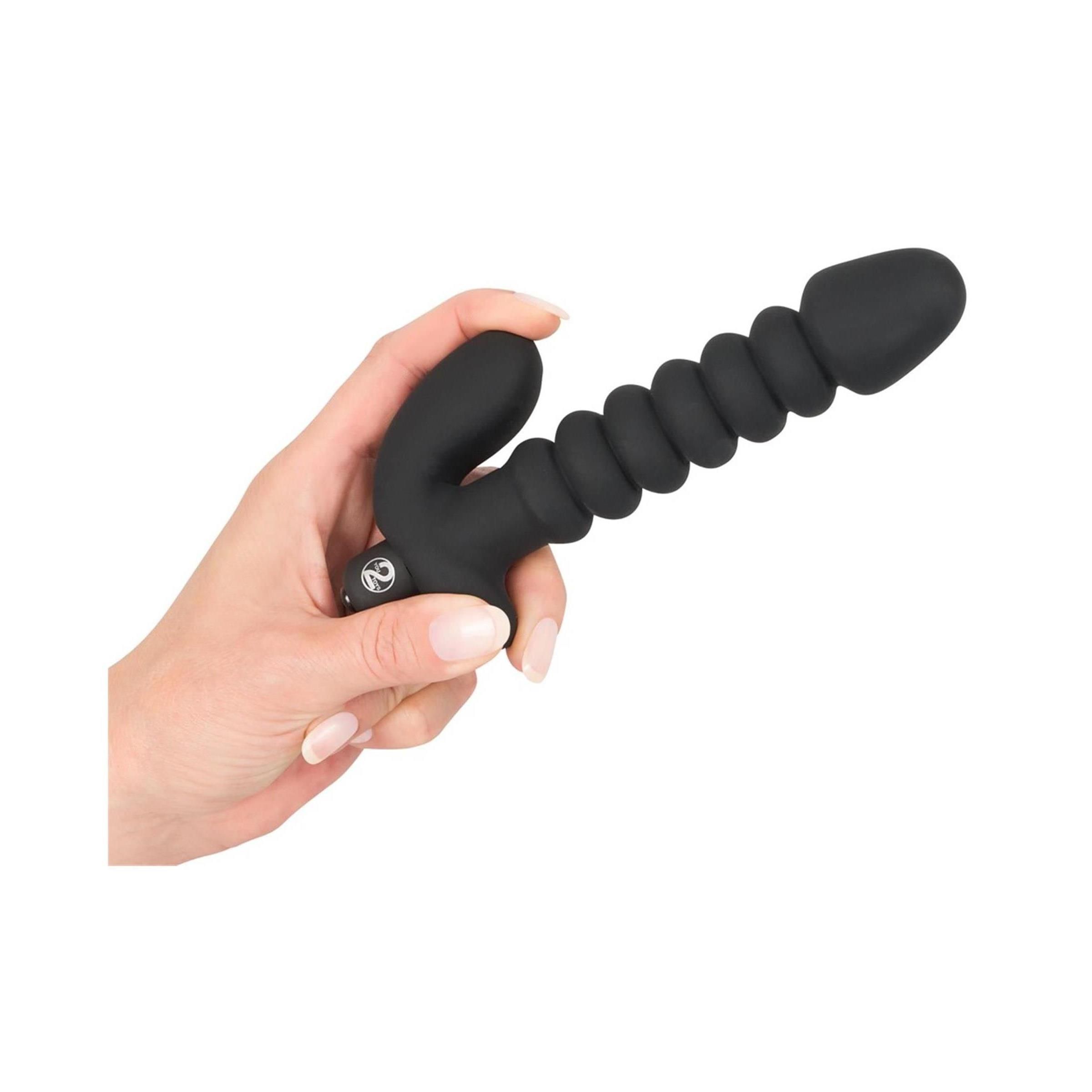 Hand die een zwarte vibrator vasthoudt, geribbelde schacht en gebogen handvat.
