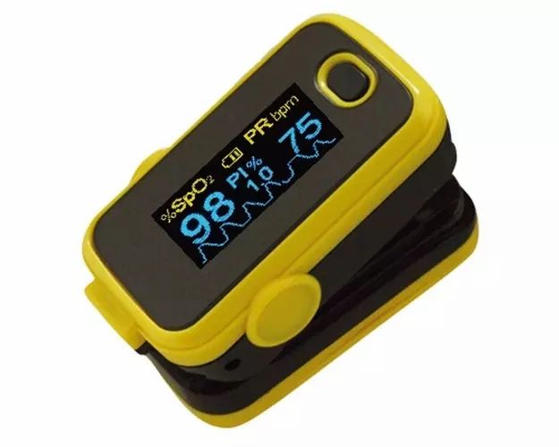 Gele en zwarte vingerpulsoximeter met digitale weergave van SpO2, PI en PR.