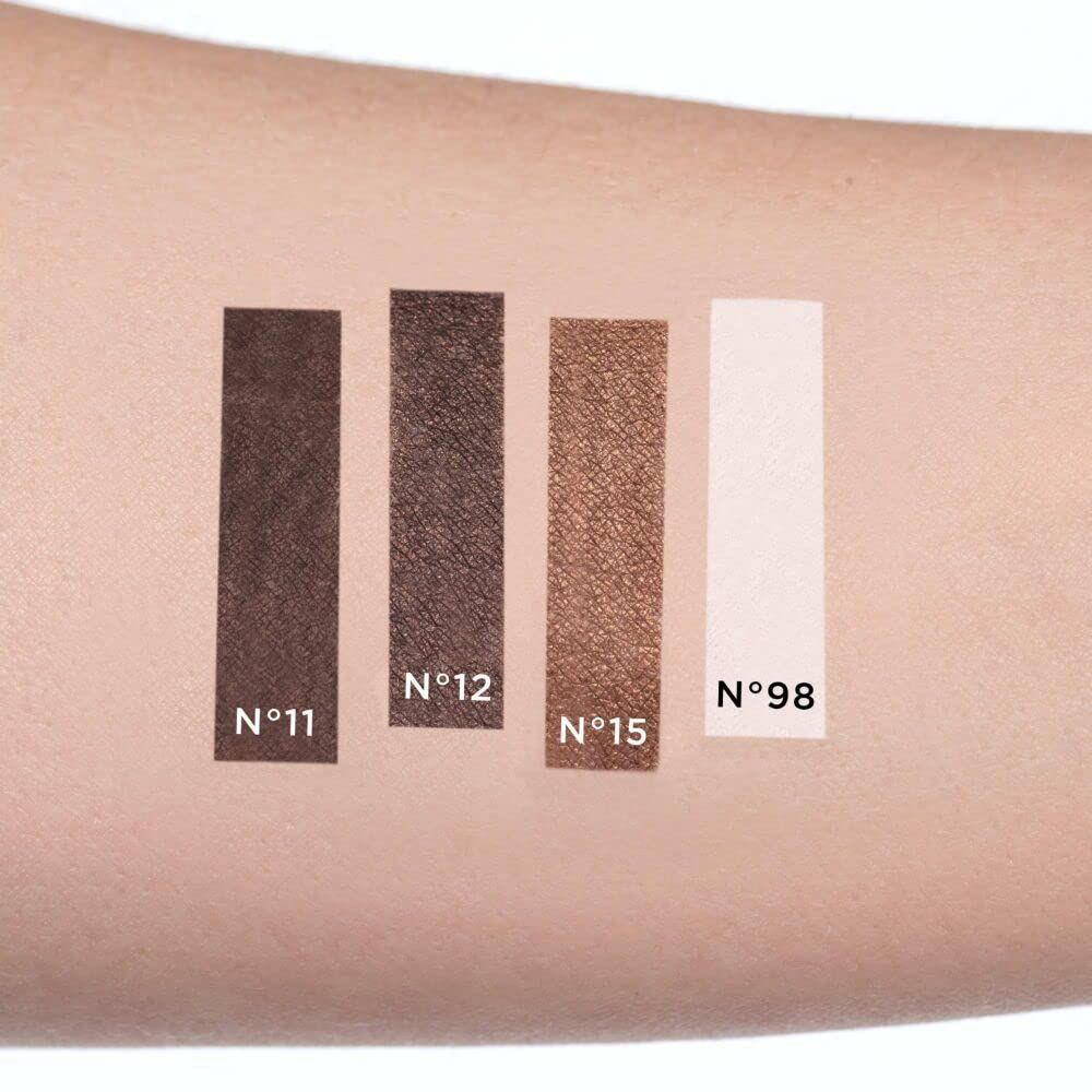 Bras avec quatre échantillons de couleurs. De gauche à droite : N°11, N°12, N°15, N°98. Différentes nuances de brun et beige clair.