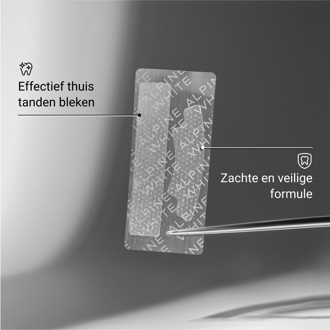 Whitening strips met ALPINE WHITE logo. Twee strips vastgehouden met een pincet.