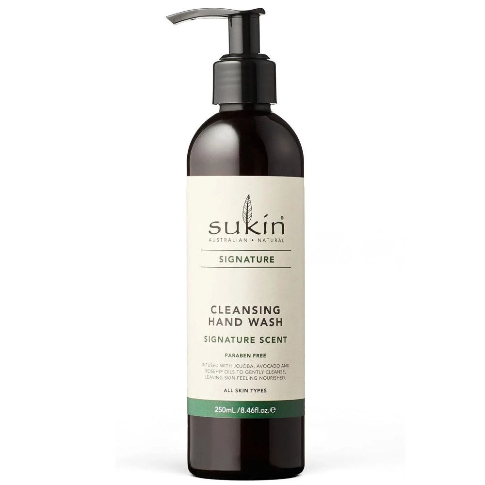 Flacon brun avec pompe noire. Inscription : Sukin Signature Cleansing Hand Wash. Pour tous types de peau.