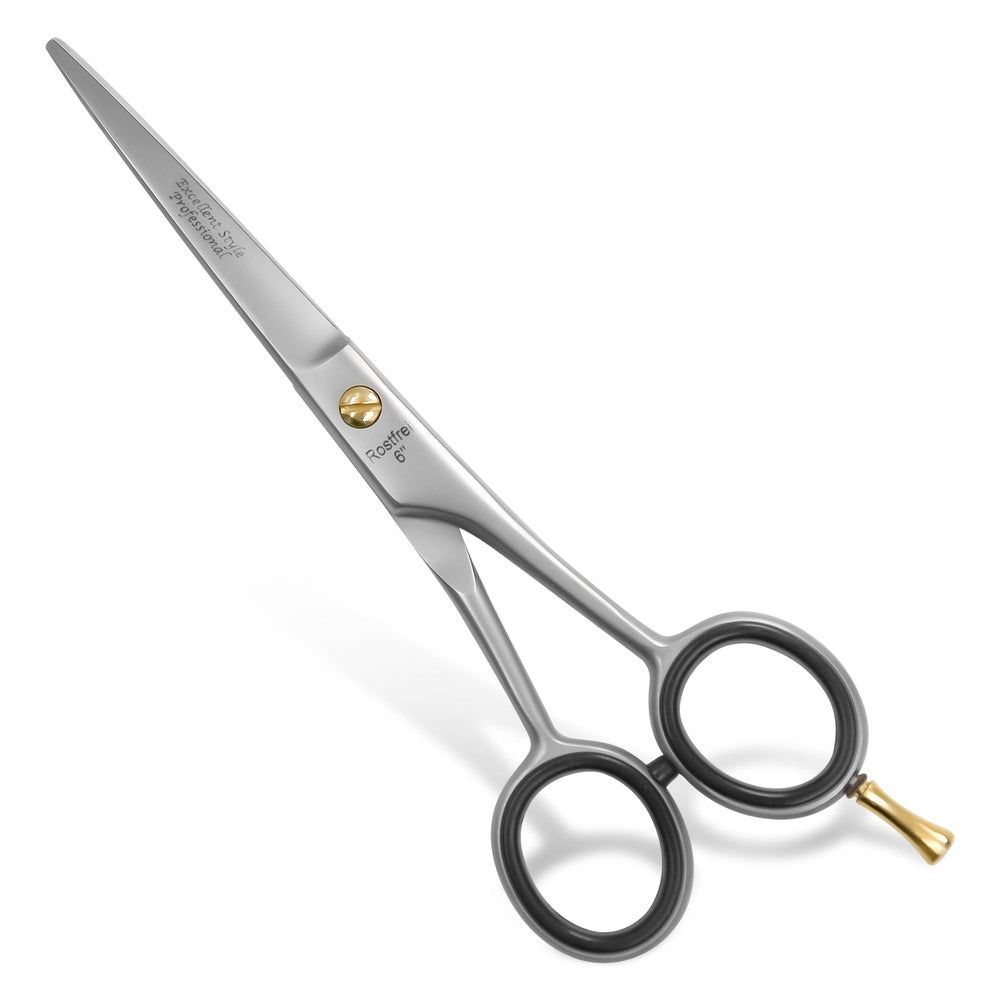 Ciseaux de coiffure professionnels en acier inoxydable avec vis de réglage dorée et anneaux de poignée noirs.