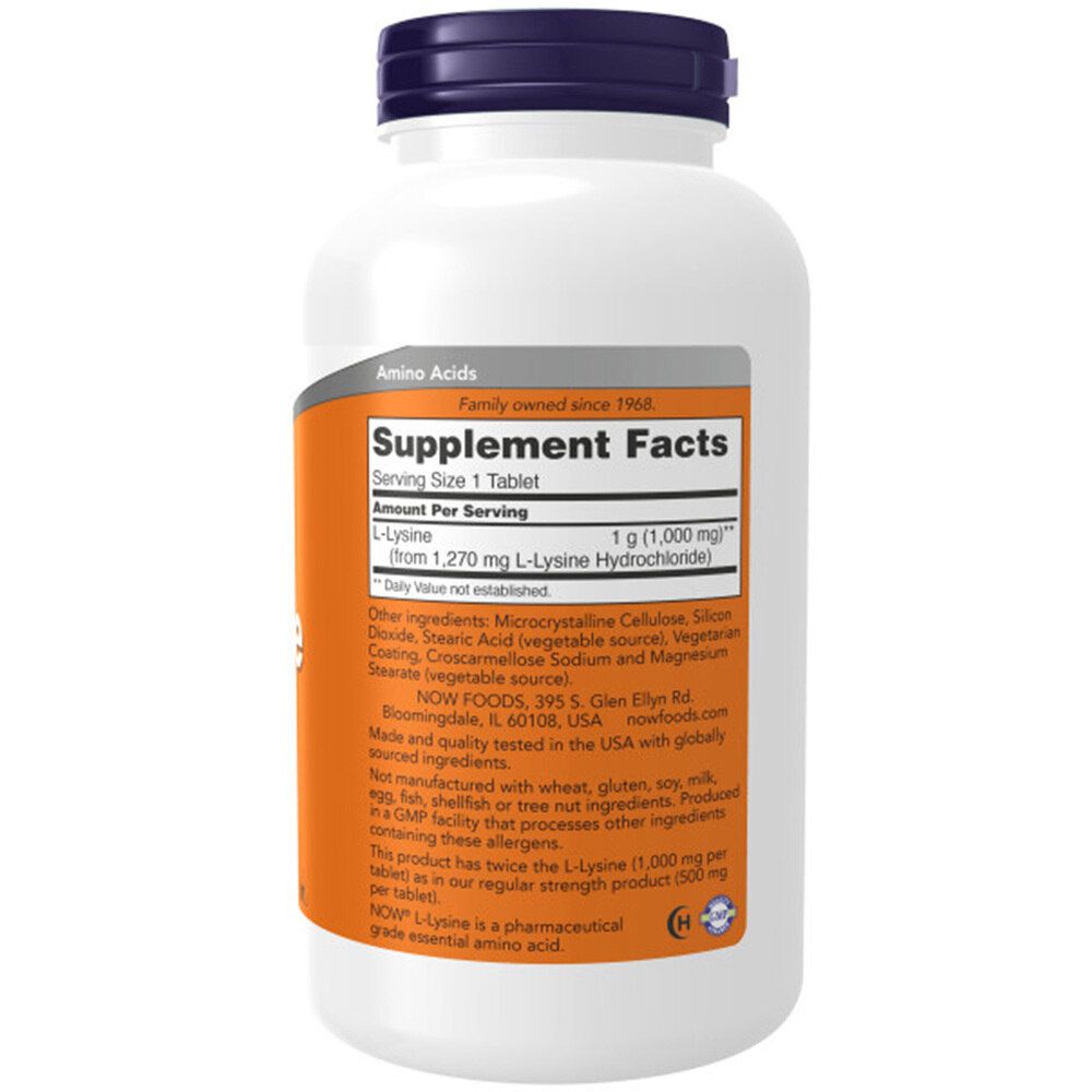 Flacon blanc, bouchon violet. Étiquette avec informations produit et nutritionnelles. Texte: L-Lysine, 1000mg. Marque: NOW Foods.