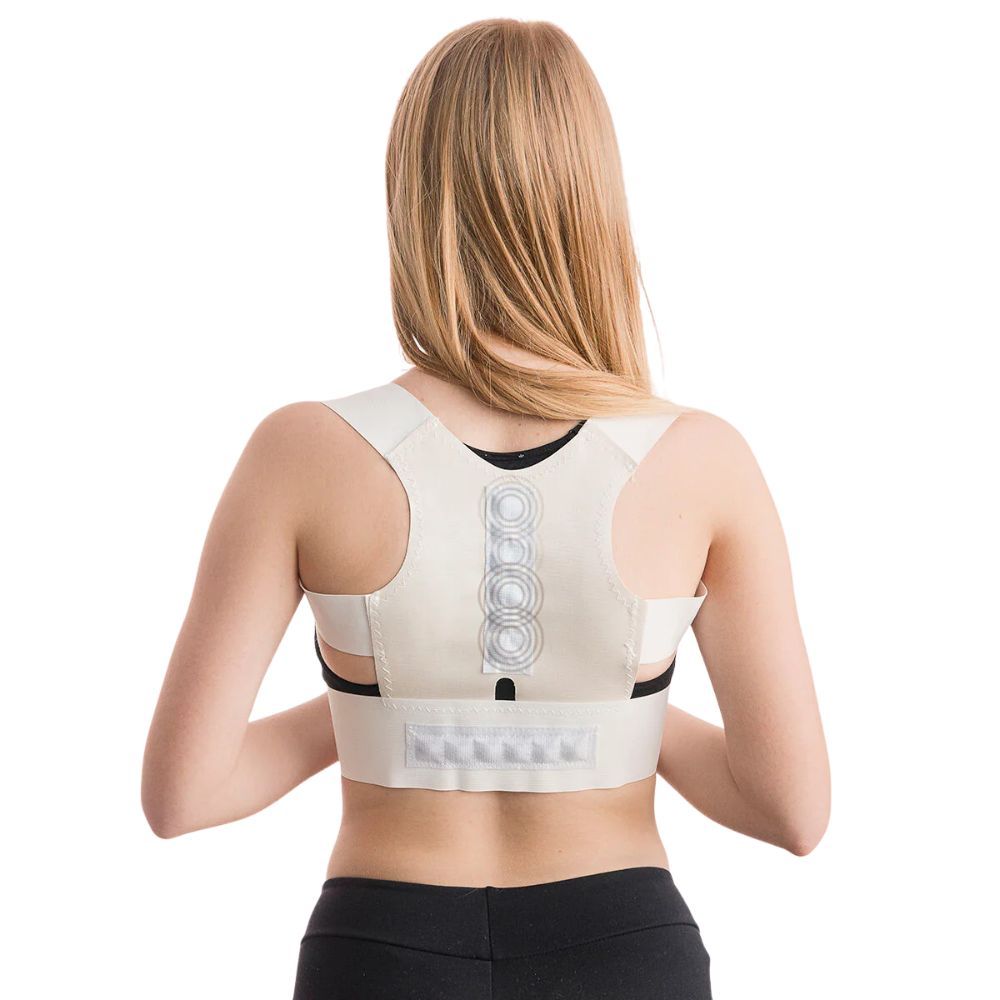 Achteraanzicht van persoon met beige rugcorrector. Zichtbare magneten. Zwarte sportkleding. Schouderbanden en buikband.