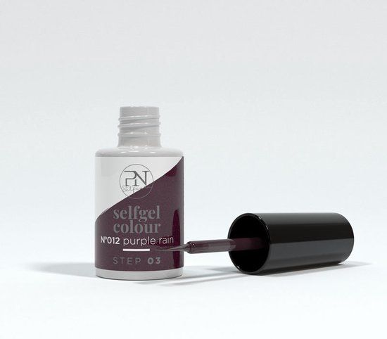 Flesje paarse nagellak en borstel. Zwarte dop ernaast. Opschrift: selfgel colour, N°012 purple rain, STEP 03. Merk PN.