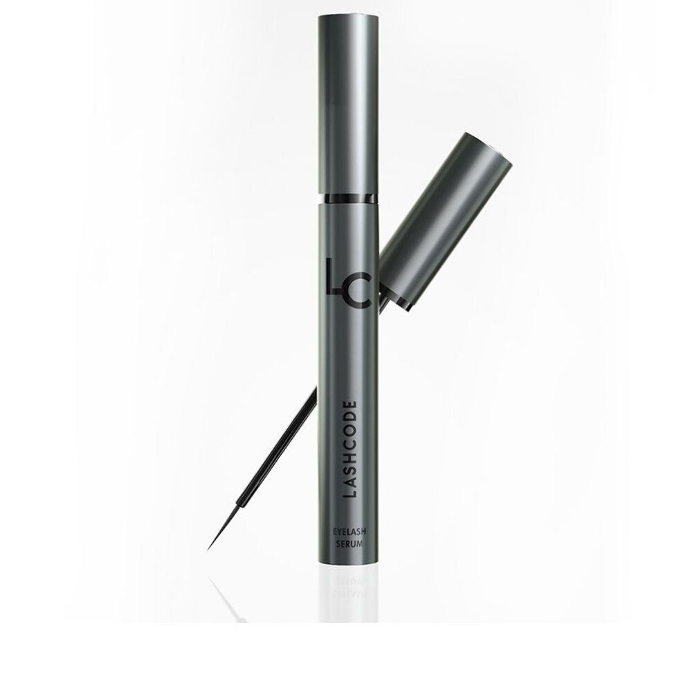 Flacon gris avec bouchon ouvert et applicateur. Le logo LC et l'inscription LASHCODE EYELASH SERUM sont visibles sur le flacon.