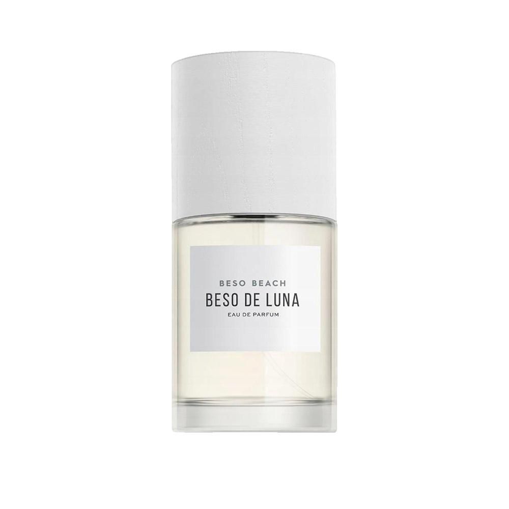 Parfumfles met witte dop en etiket. Tekst: BESO BEACH, BESO DE LUNA, Eau de Parfum.