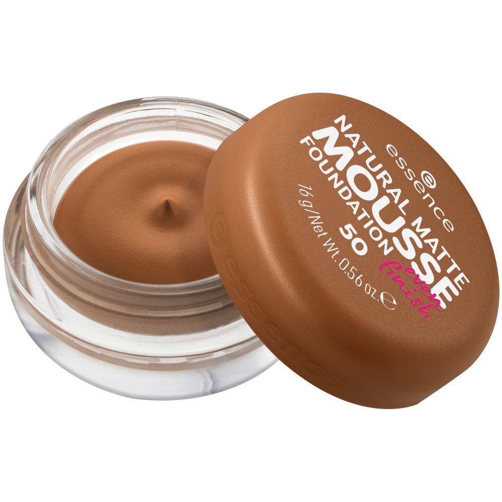 Bruine foundation in een transparante pot met bruin deksel. Op het deksel staat "NATURAL MATTE MOUSSE FOUNDATION 50".