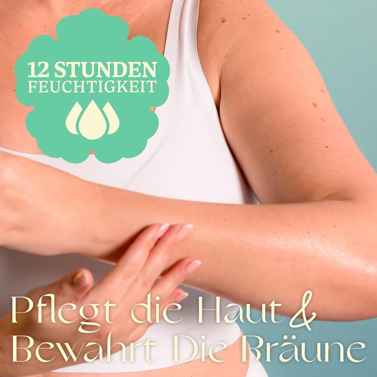 Femme en débardeur blanc applique huile après-soleil sur le bras. Texte: 12 heures d'hydratation, Soigne la peau & préserve le bronzage.