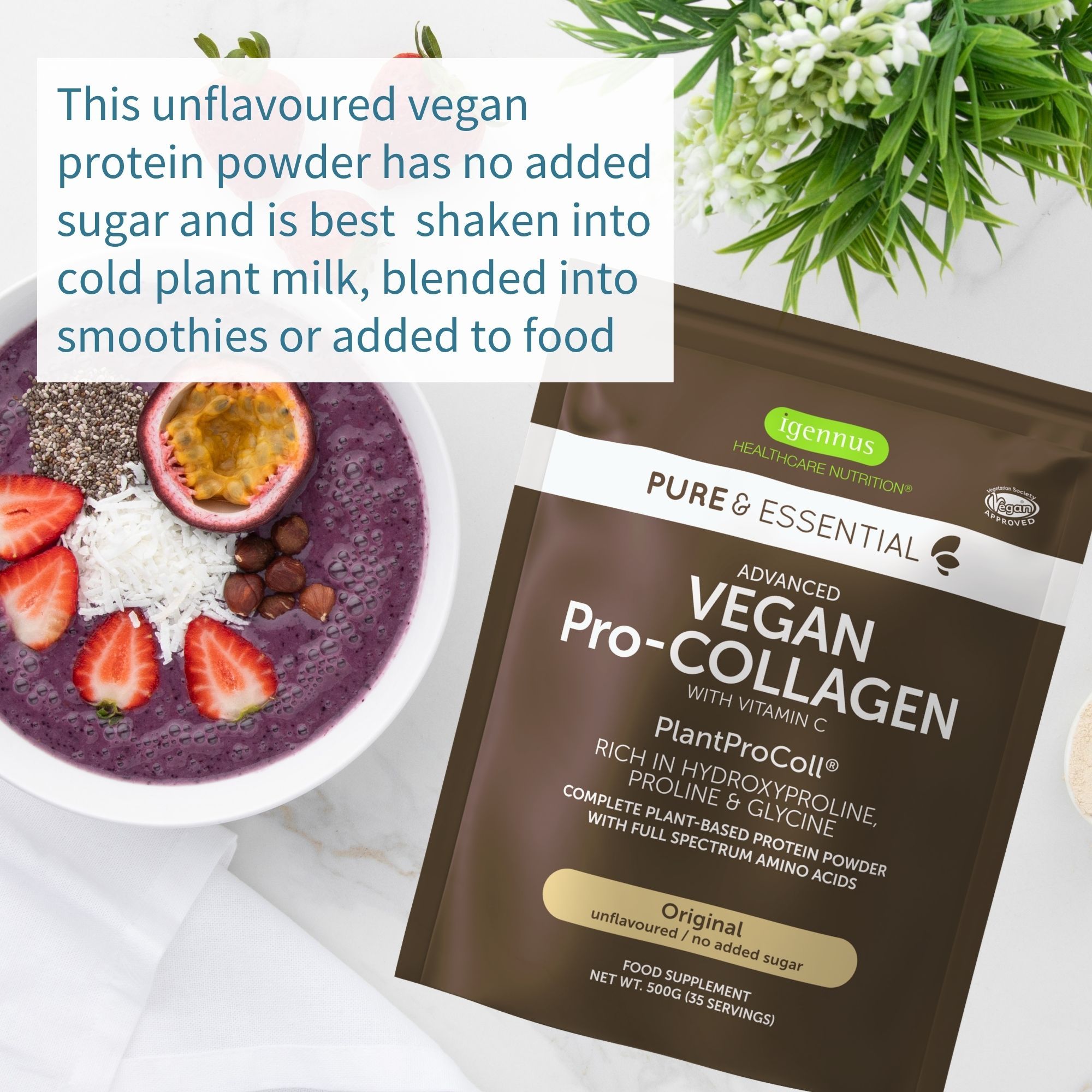 Bol de smoothie aux baies, à côté d'un paquet de poudre de collagène végétalienne.