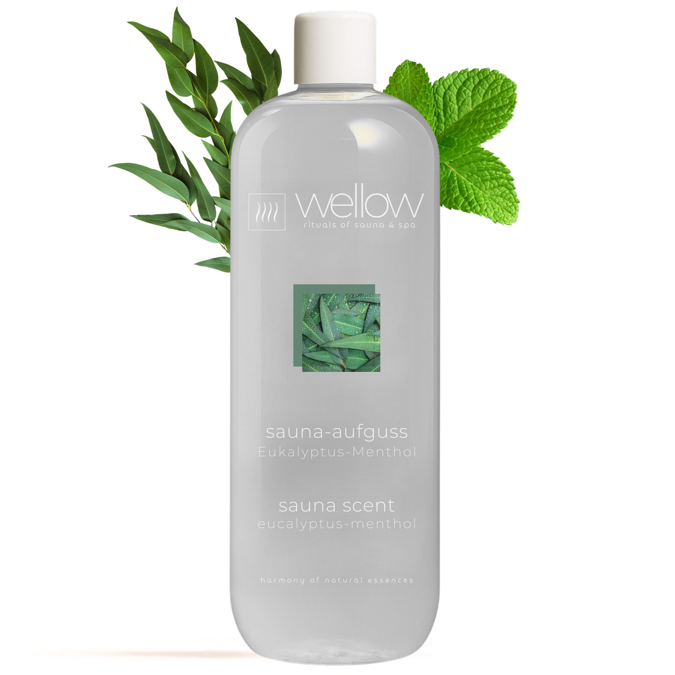Transparante fles met witte dop. Opschrift: Wellow, Sauna-Aufguss Eukalyptus-Menthol, Sauna Scent Eucalyptus Menthol. Groene planten.