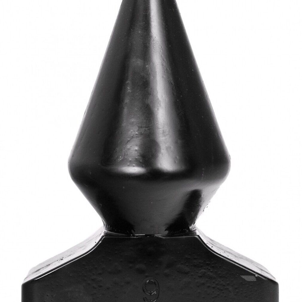 Gros plan d'un butt plug noir effilé.