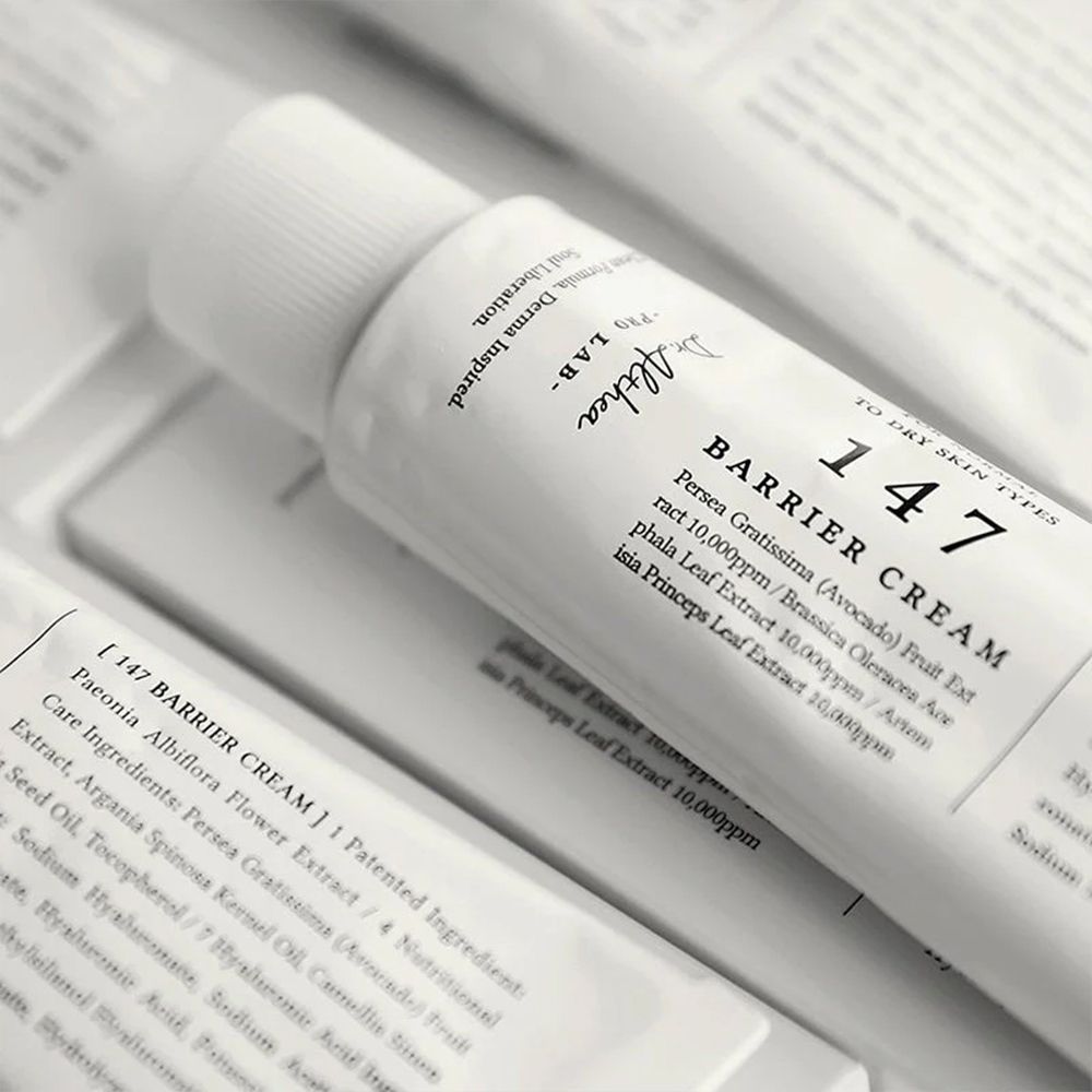 Drie Dr. Althea 147 Barrier Cream tubes naast elkaar, één geopend, met focus op de belettering.