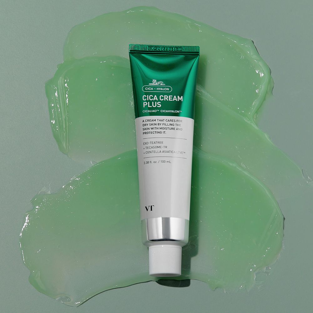 Tube de Cica Cream Plus. Tube vert et blanc avec bouchon vert. Sur gel vert. Inscription Cica Cream Plus.