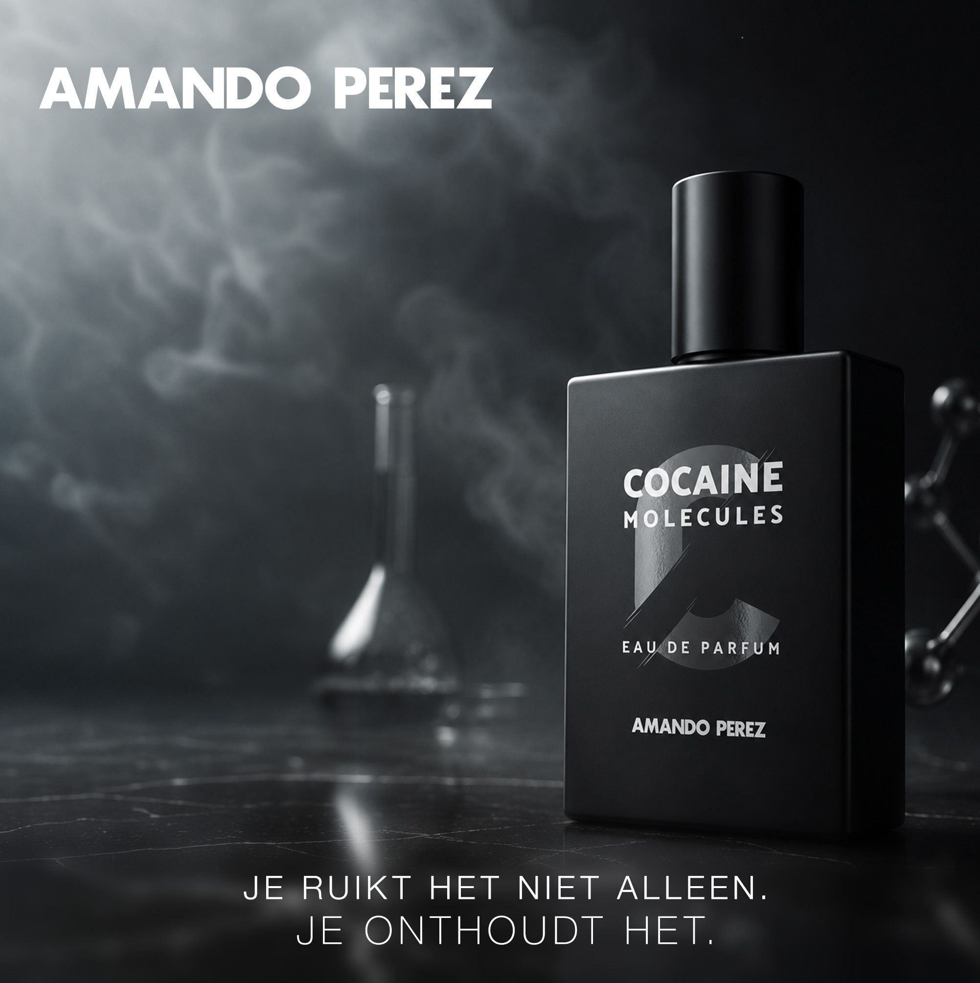 Amando Perez flacon tegen een donkere achtergrond met rook. "Cocaine Molecules Eau de Parfum".