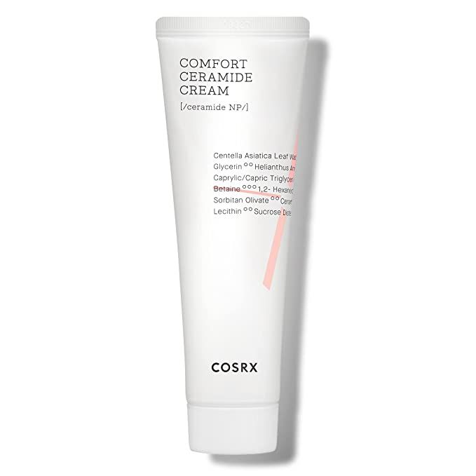 Witte tube met Comfort Ceramide Cream. Merk COSRX. Roze accent. Ingrediënten afgedrukt.