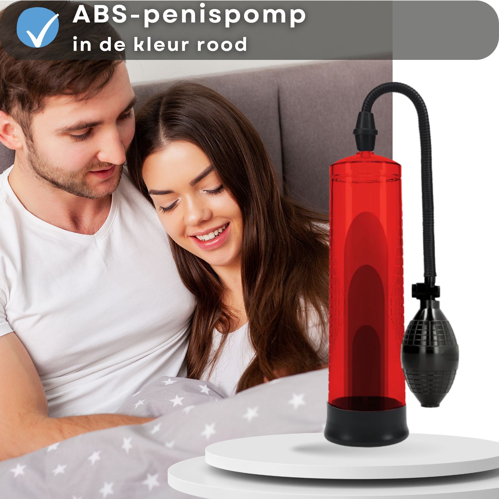 Rode penis pomp met pompbal. Koppel in bed. Tekst: Penis pomp van ABS, in de kleur rood.