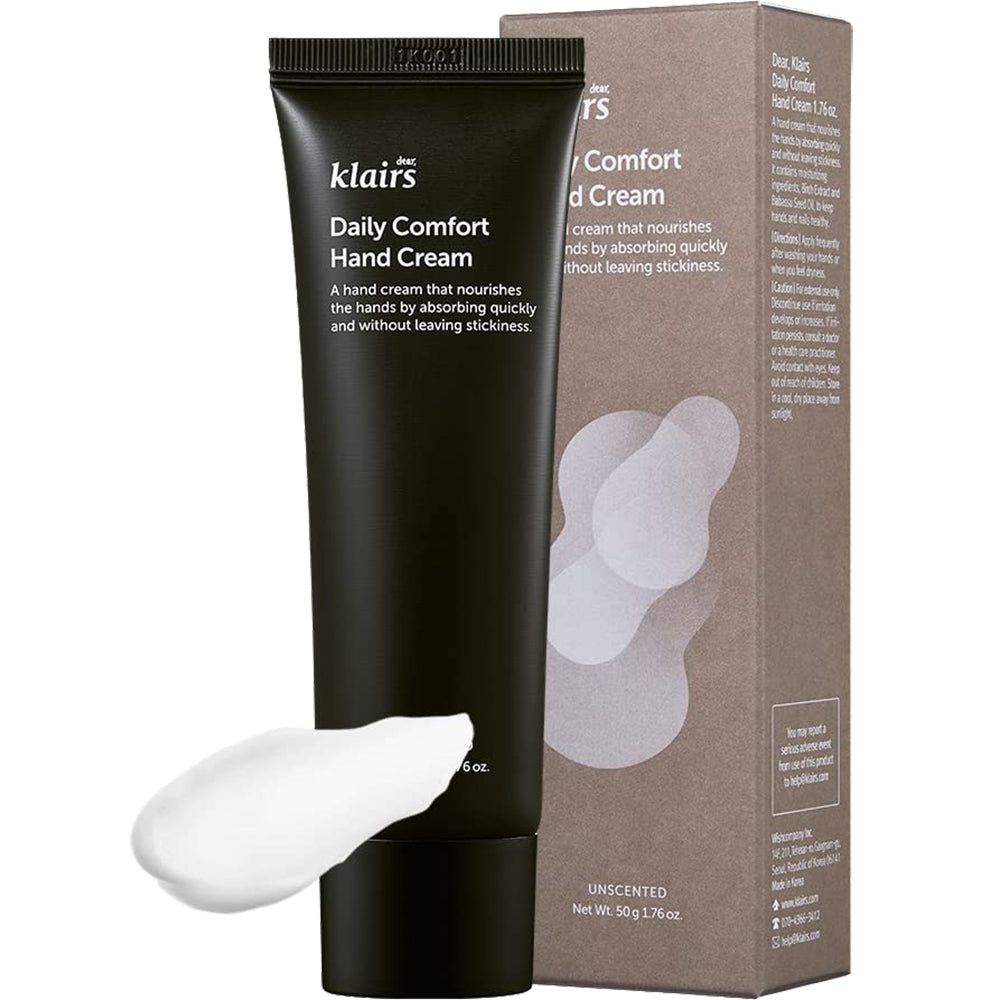 Donkerbruine tube en doos. Opschrift: Daily Comfort Hand Cream. Vlek crème ernaast.