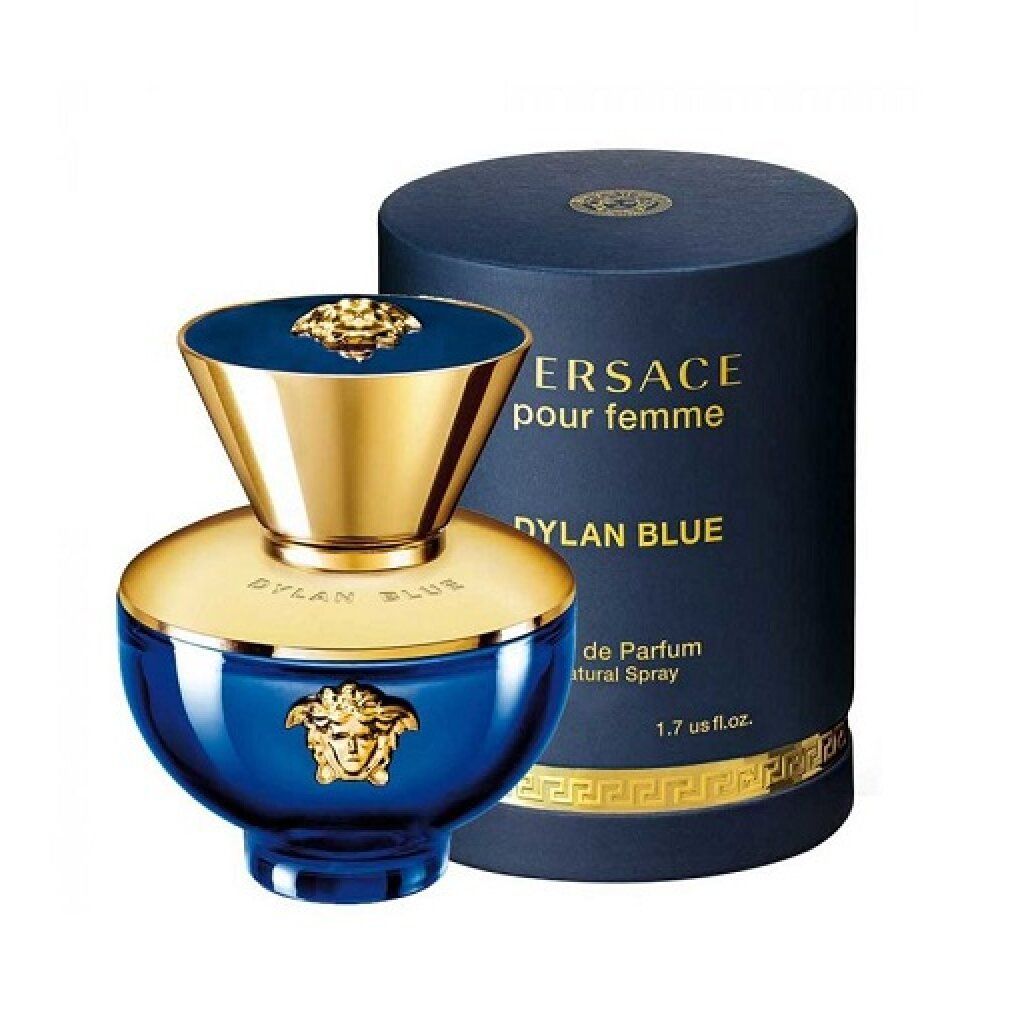 Parfumfles en cilindrische doos. Op de doos staat "Versace pour femme Dylan Blue".
