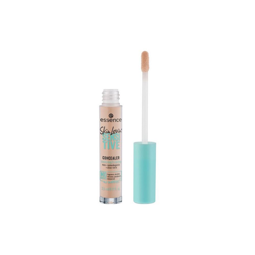 Correcteur ouvert avec bouchon bleu clair et applicateur. Inscription: Essence, Skin loving Sensitive Concealer.