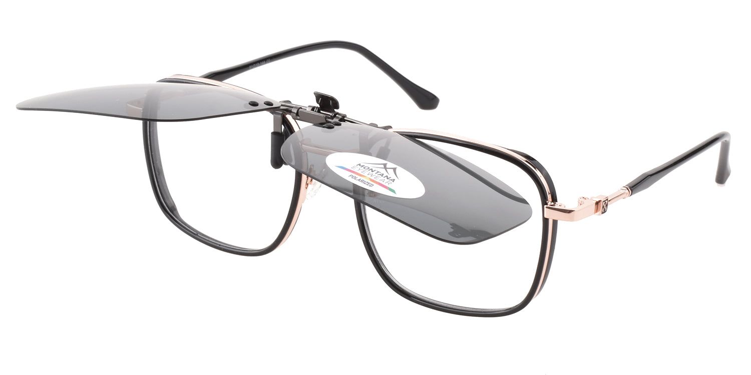 Lunettes de soleil avec clip-on relevé. Monture noire, détails dorés. Logo Montana Eyewear.