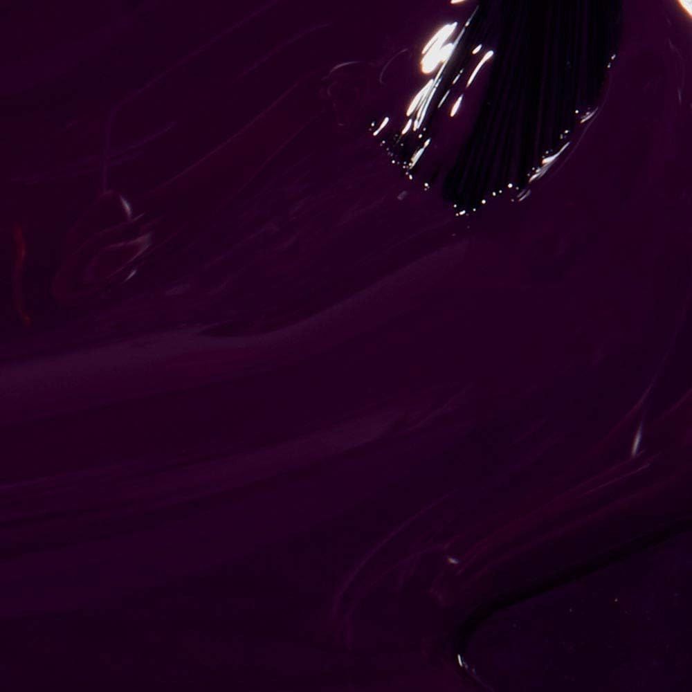 Vernis à ongles violet foncé brillant. Gros plan sur la texture avec reflets.