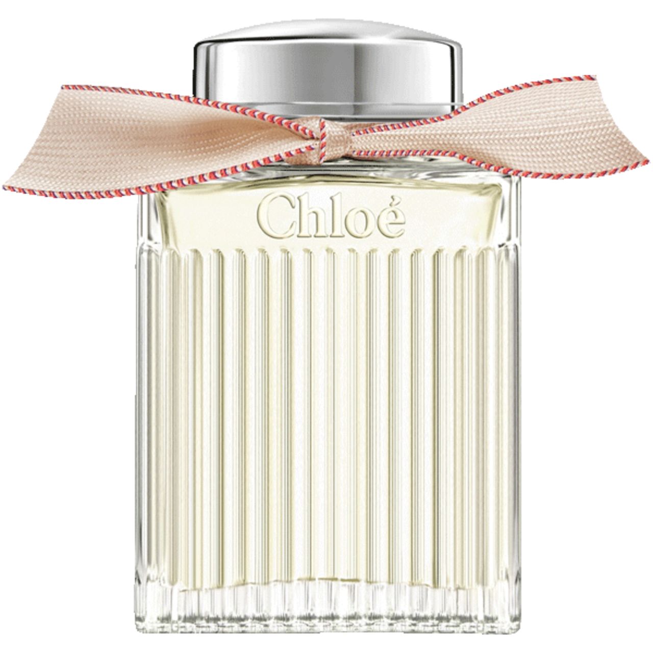 Flacon en verre rectangulaire à surface cannelée, bouchon argenté et ruban. Le nom de la marque Chloé est visible.