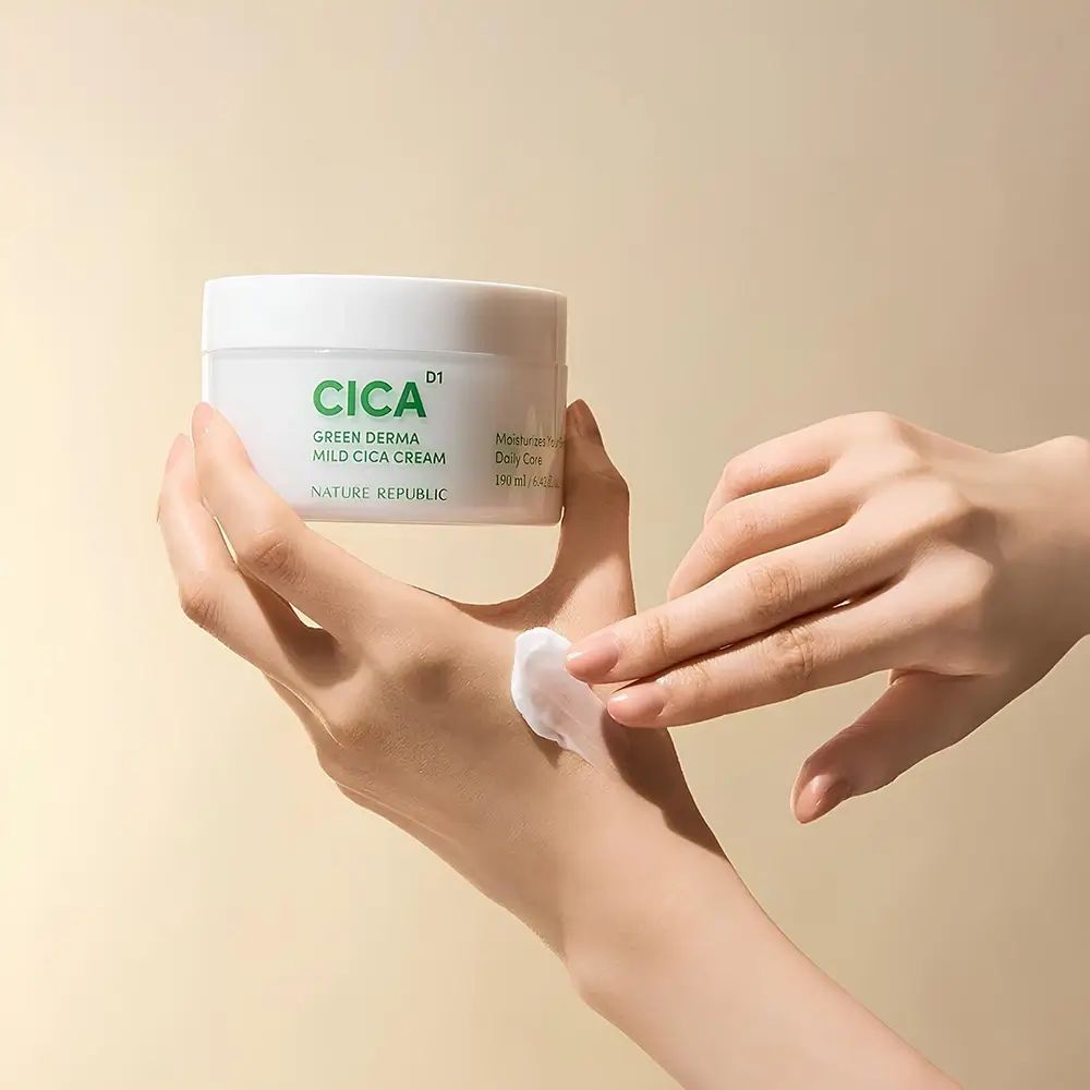 Mains appliquant de la crème. Pot blanc avec inscription verte CICA, Green Derma Mild Cica Cream. Texte : Moisturize dry areas.
