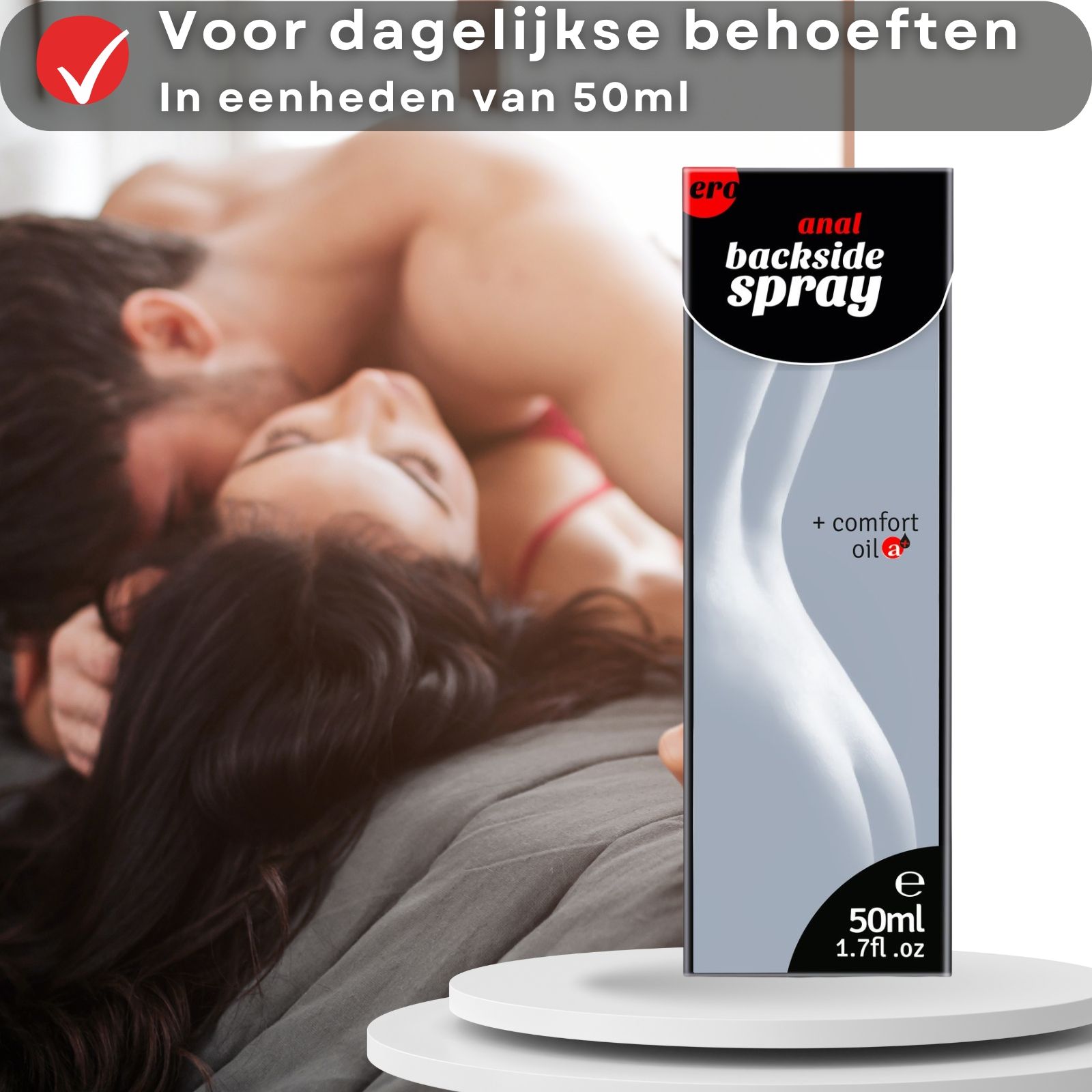 Zwarte fles met verstuiver. Rode cirkel met "ero" logo. Tekst: "anal backside spray". Verpakking met tekst en afbeelding. Paar op de achtergrond.