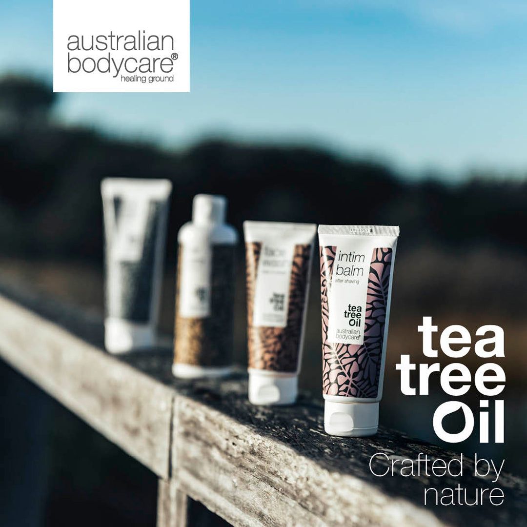 Vier tubes op hout. Opschrift: Tea Tree Oil, Intim Balm. Logo: Australian Bodycare.