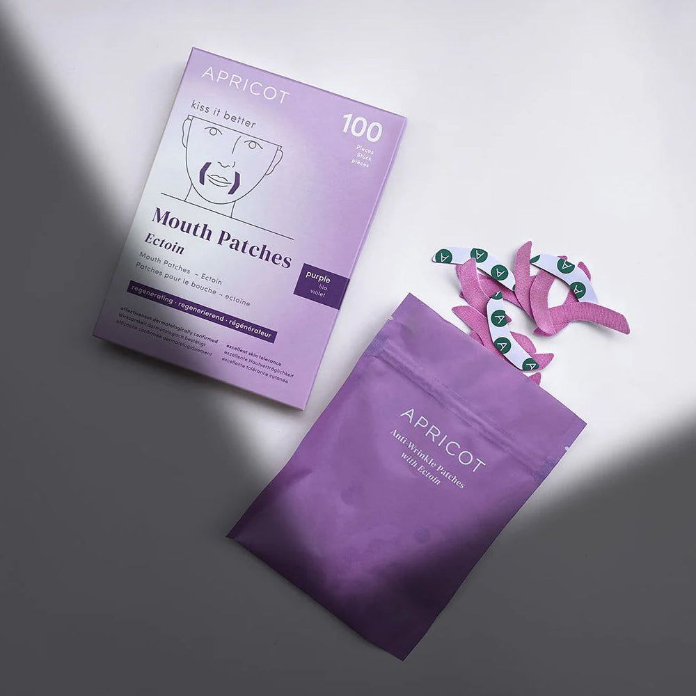 Verpakking en zakje met mondpatches. Merk APRICOT. Patches ernaast. Opschrift "Anti Wrinkle Patches".