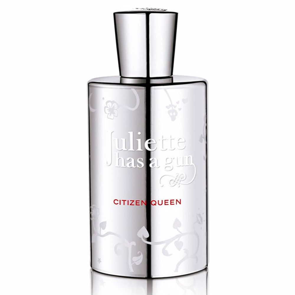 Flacon de parfum avec bouchon argenté. Le flacon porte l'inscription "Juliette Has a Gun Citizen Queen".