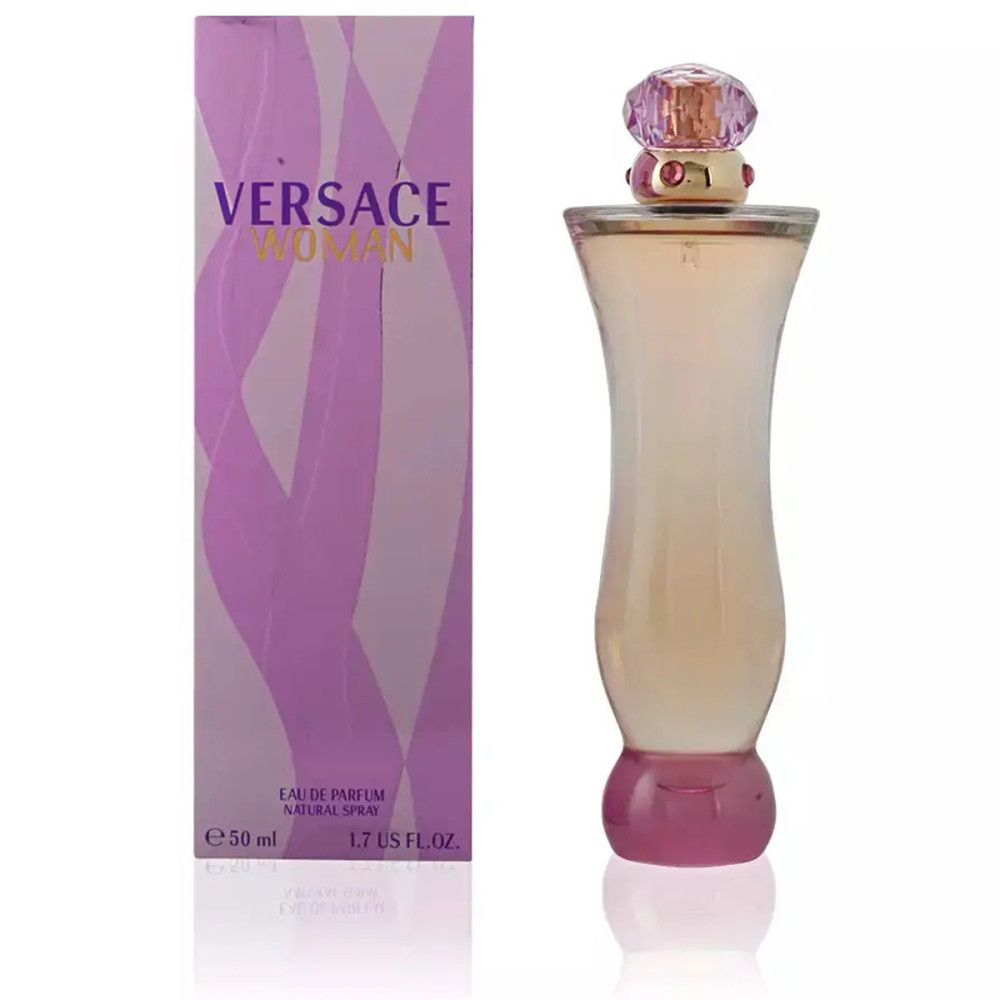 Parfumfles en verpakking. De fles heeft een roze bodem en dop. De verpakking is paars met de merknaam Versace Woman.