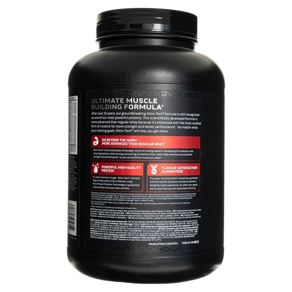 Arrière d'un récipient noir de protéine de lactosérum Muscletech Nitro-Tech. Contient des informations sur la formule de construction musculaire et les avantages du produit.