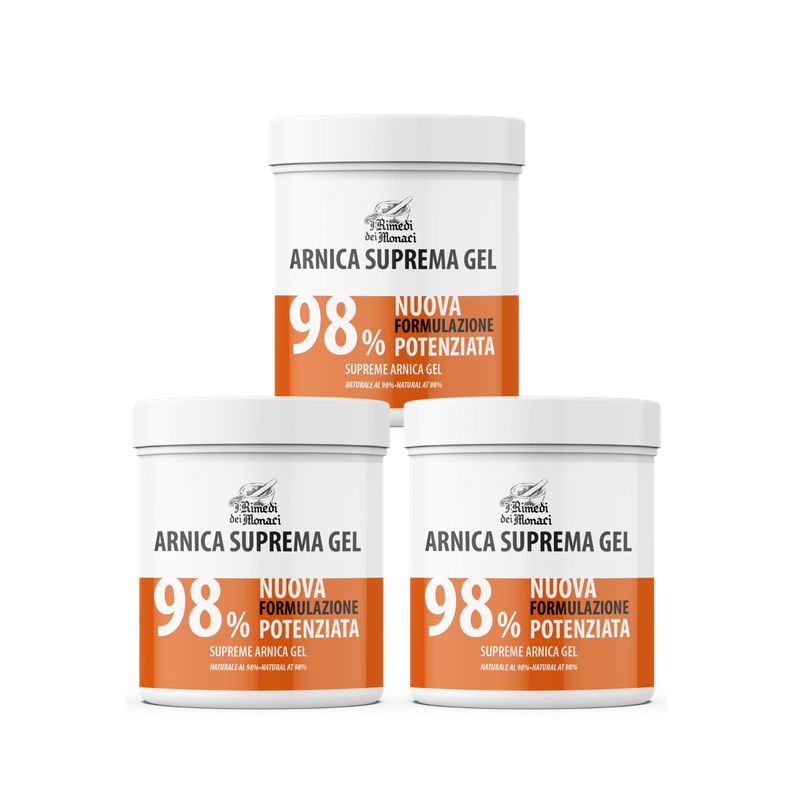 Trois pots blancs avec étiquettes. Inscription: Arnica Suprema Gel, 98%, Nuova Formulazione Potenziata. Fond orange.