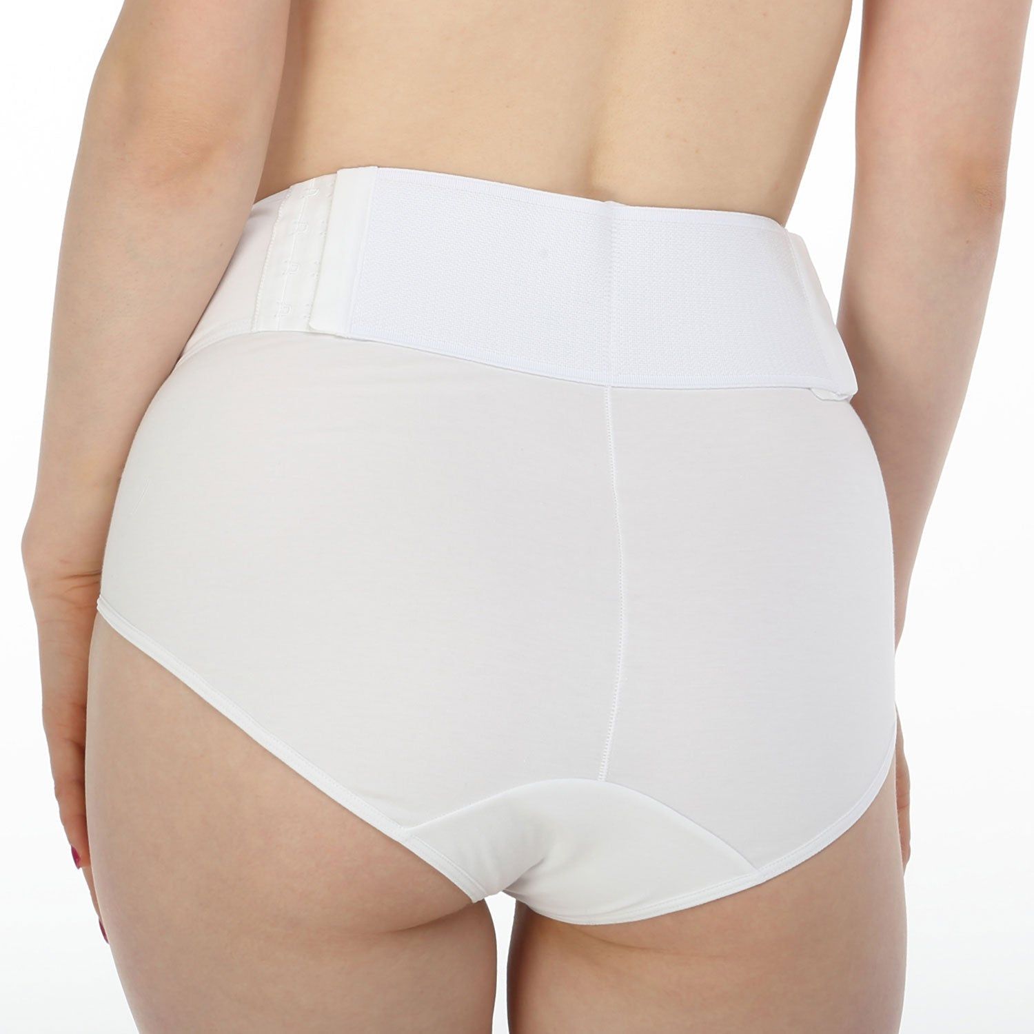 Culotte gainante blanche, réglable. Taille haute, couvrant le ventre. Vue arrière, femme portant le vêtement. Culotte en tissu.