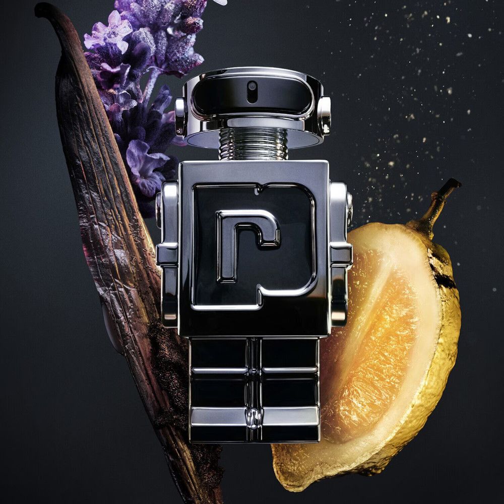 Robotfles met lavendel, vanillestokje en peer. Zwart "P" logo. Zilverkleurig design.