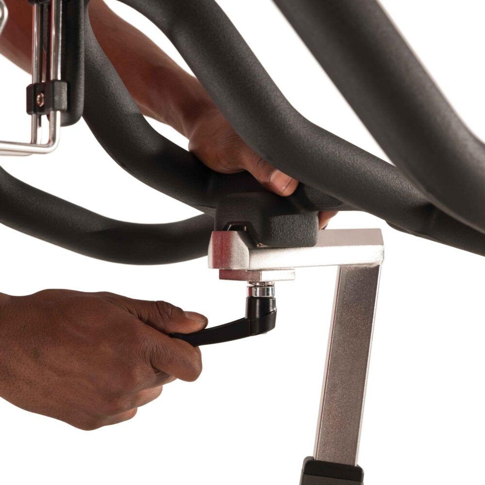 Close-up van het stuur. Persoon die het stuur afstelt. Grijs frame. Zwart stuur.